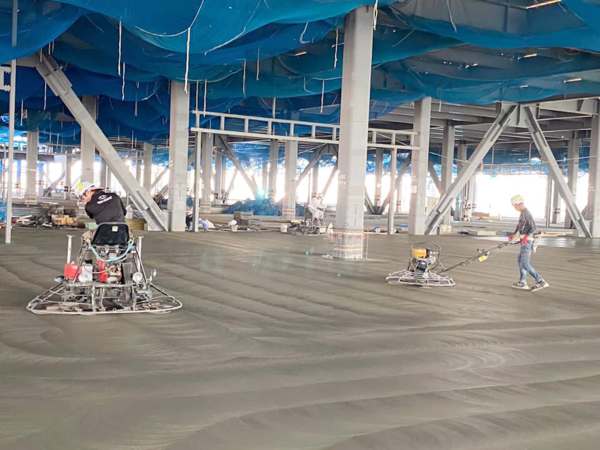 現場でのOJT指導 - 先輩による実地指導