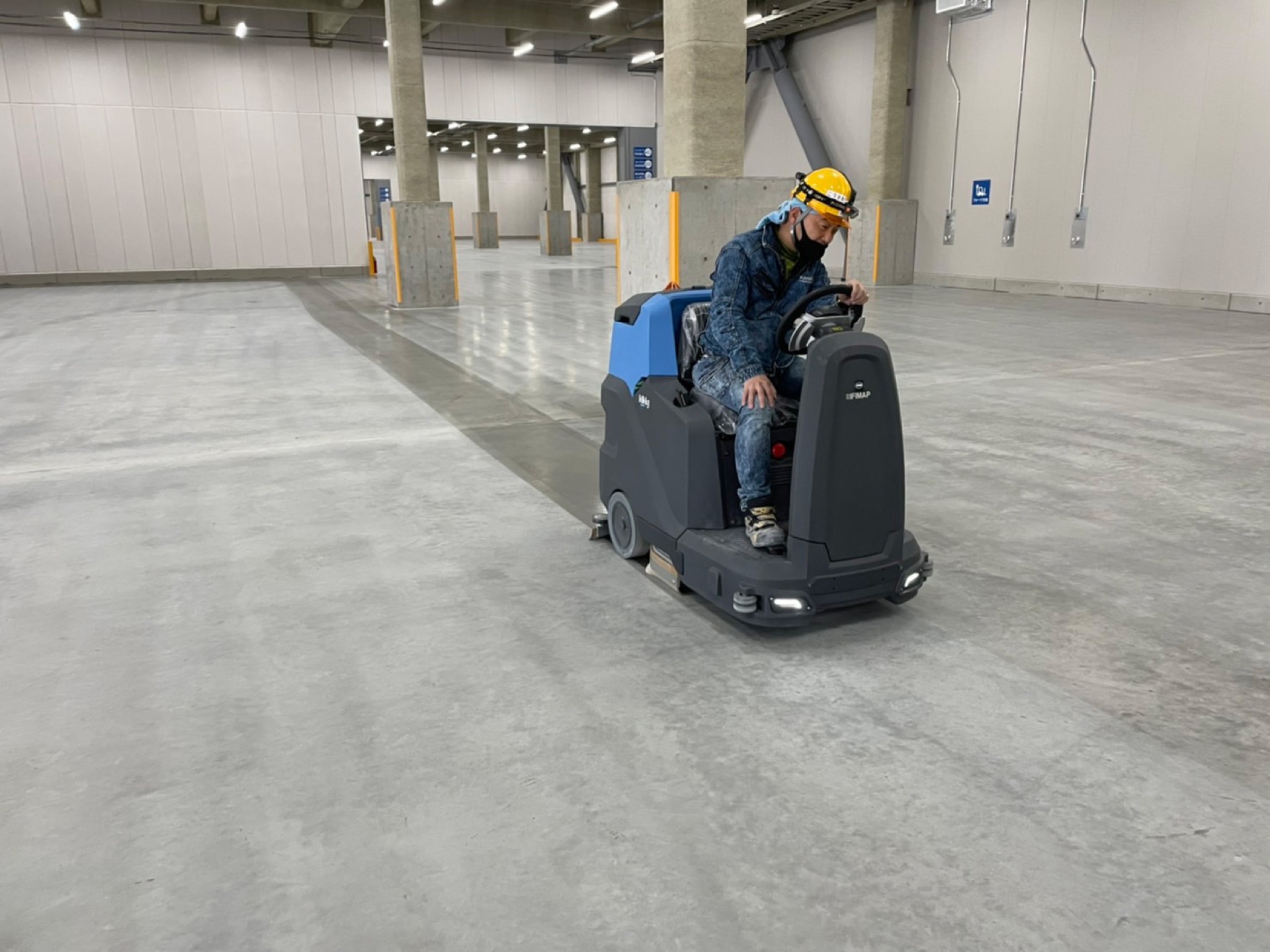 床の研磨・美装 - 洗浄作業